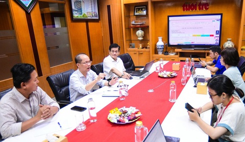 Ban giám khảo và ban tổ chức thảo luận chiều 5-1 - Ảnh: QUANG ĐỊNH Ban giám khảo và ban tổ chức thảo luận chiều 5-1 - Ảnh: QUANG ĐỊNH