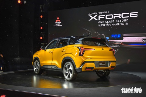 Chi tiết Mitsubishi Xforce ra mắt Việt Nam: Ngập tràn công nghệ để trở thành Xpander của phân khúc B- Ảnh 4. Điểm nhấn của xe là cụm đèn hậu LED dạng chữ T và đèn định vị LED. Cụm đèn chiếu sáng tích hợp 2 projector LED nằm phía dưới đèn ban ngày, có khả năng tự động bật/tắt và pha thông minh. Đèn gầm cũng dạng projector LED. Xe được trang bị mâm 18 inch, lớn nhất trong phân khúc, đi kèm với lốp có kích thước 225/50R18