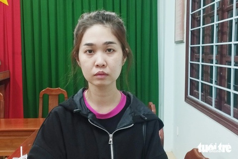 Nữ nhân viên trộm 160 lượng vàng, bị lộ khi chồng dùng súng đi cướp tiệm vàng khác- Ảnh 1. Châu Thị Thúy Kiều tại cơ quan công an - Ảnh: CACC