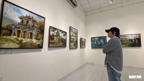 Cuộc lãng du qua miền di sản của chàng họa sĩ trẻ xứ Huế- Ảnh 2. 8 cổng thành dẫn lối vào bên trong hệ thống di tích Kinh thành Huế qua nét vẽ trực họa của Lê Hữu Long tại triển lãm - Ảnh: NHẬT LINH