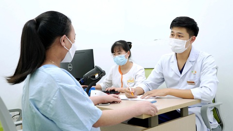 Kỹ thuật tầm soát không thua thế giới, nhiều phụ nữ Việt vẫn chần chừ khám phụ khoa - Ảnh 1. Bác sĩ thăm khám phụ khoa cho bệnh nhân - Ảnh: DƯƠNG LIỄU