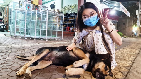 Ngộ nghĩnh, nghĩa tình thú cưng - Kỳ 5: Từ chú chó hoang thành 'con chung' của cả xóm- Ảnh 3. Milu rất ngoan, thấy người lạ chú dè chừng, nhưng khi cảm nhận sự an toàn và yêu thương sẽ nũng nịu như con nít - Ảnh: TRẦN MAI