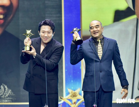 Đạo diễn Nhâm Minh Hiền, đạo diễn Trấn Thành nhận giải thưởng Ngôi Sao Xanh ở hạng mục đạo điễn - Ảnh: T.T.D. Đạo diễn Nhâm Minh Hiền, đạo diễn Trấn Thành nhận giải thưởng Ngôi sao xanh ở hạng mục đạo diễn - Ảnh: T.T.D.