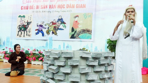 Thót tim với ngữ liệu đề thi văn- Ảnh 1. Việc dạy và học môn ngữ văn trong nhà trường có nhiều đổi mới theo chương trình giáo dục phổ thông 2018. Trong ảnh: học sinh Trường THPT Tân Phong (Q.7, TP.HCM) đang diễn tiểu phẩm Tấm Cám trong buổi ngoại khóa sân khấu hóa tác phẩm văn học với chủ đề “Di sản văn học dân gian” - Ảnh: NHƯ HÙNG