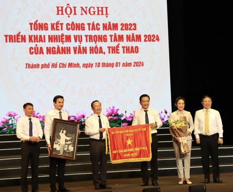 Ông Dương Anh Đức (bìa phải) trao cờ thi đua của Bộ Văn hóa, Thể thao và Du cho Sở Văn hóa và Thể thao TP.HCM - Ảnh: HOÀI PHƯƠNG Ông Dương Anh Đức (bìa phải) trao cờ thi đua của Bộ Văn hóa, Thể thao và Du lịch cho Sở Văn hóa và Thể thao TP.HCM - Ảnh: HOÀI PHƯƠNG