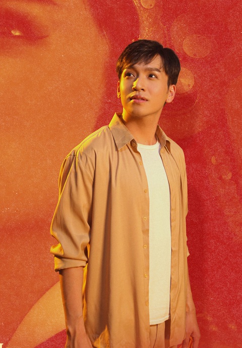 Cao Minh Đạt để tóc dài, trẻ hóa trở lại thập niên 90 trong Sáng đèn- Ảnh 8. Ngay từ khi công bố poster chính thức, nhân vật của Bạch Công Khanh chễm trệ vị trí trung tâm. Theo tiết lộ, trong phim anh là kép chánh Cảnh Thanh thuộc thế hệ thứ hai của đoàn hát. Hai hình ảnh trên poster nhân vật này cho thấy tính cách đối lập. Đó là một Cảnh Thanh ngoài đời giản dị, có phần nhút nhát và một kép chánh khi lên sân khấu với ánh mắt cương nghị và thần thái quyết tâm.