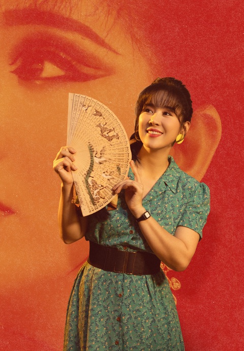Cao Minh Đạt để tóc dài, trẻ hóa trở lại thập niên 90 trong Sáng đèn- Ảnh 9. Nhân vật của Lê Phương lại đầy duyên dáng, nền nã với ánh mắt biết nói, đầy vẻ si tình nhưng có chút thoáng đượm buồn. Lê Phương hé lộ, trong phim nhân vật này cũng liên tiếp trải qua rất nhiều biến cố cả về thể xác và tinh thần. Thậm chí, để theo nghề hát, giữ trọn tấm lòng với cải lương nhân vật này cũng phải đánh đổi rất nhiều.