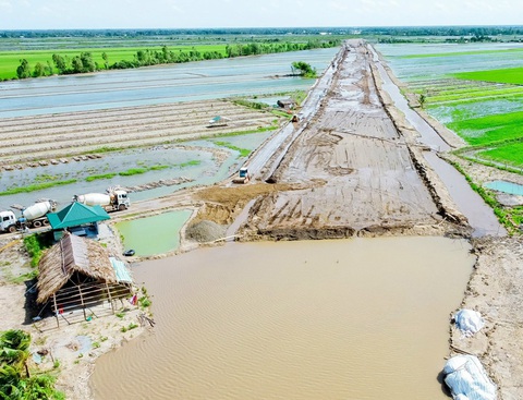 Thủ tướng thúc sớm dùng cát biển làm vật liệu san lấp ở ĐBSCL theo cơ chế đặc thù- Ảnh 1. Cao tốc Cần Thơ - Cà Mau đoạn qua huyện Vĩnh Thuận (tỉnh Kiên Giang) - Ảnh: CHÍ HẠNH