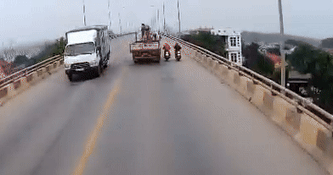 Bóp còi xin vượt không được, tài xế ô tô ép ngã 2 người đi xe máy- Ảnh 1. Camera ghi lại lúc tài xế ép ngã hai người đi xe máy - Ảnh: D.A.