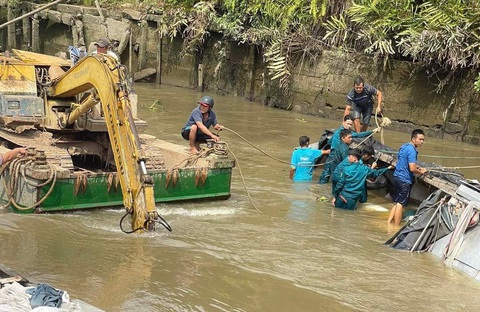 Lật ghe, 23 tấn gạo chìm dưới lòng sông- Ảnh 1. Hiện trường vụ lật ghe gây thiệt hại 23 tấn gạo - Ảnh: HOÀNG THÂN