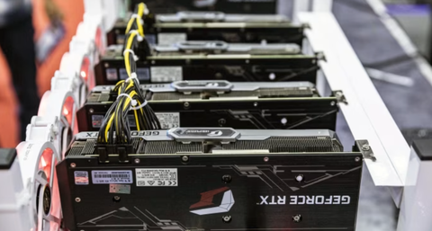 Thiếu nguồn cung, công ty Trung Quốc tái chế chip của Nvidia- Ảnh 1. Thiết bị khai thác tiền điện tử được trang bị bộ xử lý đồ họa GeForce của Nvidia - Ảnh: BLOOMBERG