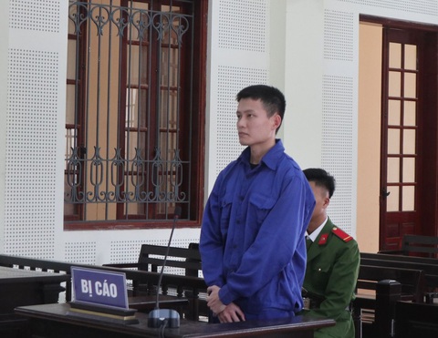 Phó giám đốc đi cướp ngân hàng lĩnh án 4 năm tù- Ảnh 1. Bị cáo Nguyễn Tuấn Anh tại phiên tòa sơ thẩm ngày 10-1 - Ảnh: DOÃN HÒA