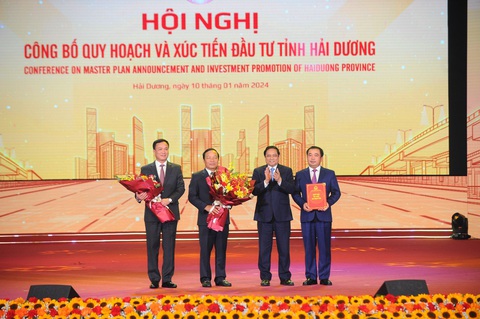 8 lưu ý của Thủ tướng Phạm Minh Chính khi Hải Dương công bố quy hoạch tỉnh- Ảnh 1. Thủ tướng Chính phủ Phạm Minh Chính trao quyết định phê duyệt quy hoạch tỉnh Hải Dương thời kỳ 2021-2030, tầm nhìn đến năm 2050 cho lãnh đạo tỉnh Hải Dương - Ảnh: H.D.
