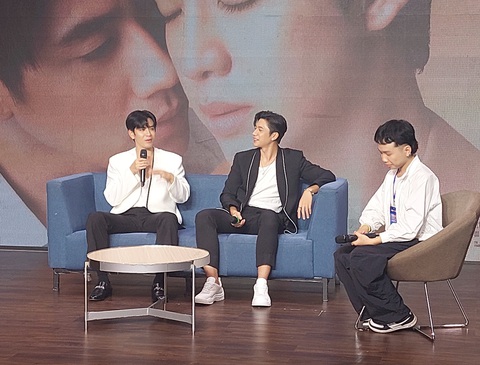 Diễn viên Film Thanapat trái và Jam Rachata chia sẻ về phim Mộng Hồ Điệp trong buổi giao lưu - Ảnh: HOÀNG LÊ Diễn viên Film Thanapat trái và Jam Rachata chia sẻ về phim Mộng hồ điệp trong buổi giao lưu - Ảnh: HOÀNG LÊ