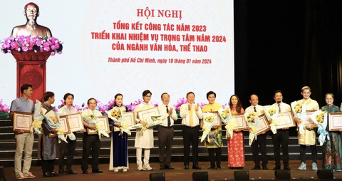 Các văn nghệ sĩ nhận bằng khen của UBND TP.HCM - Ảnh: HOÀI PHƯƠNG Các văn nghệ sĩ nhận bằng khen của UBND TP.HCM - Ảnh: HOÀI PHƯƠNG