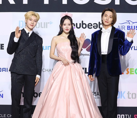 Bộ ba MC của Lễ trao giải, từ trái sang: Seok Matthew, Si Eun, Leeteuk - Ảnh: SPOTV News. Bộ ba MC của lễ trao giải (từ trái sang): Seok Matthew, Si Eun, Leeteuk - Ảnh: SPOTV News.