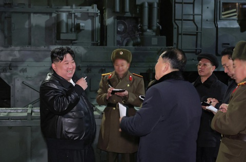 Lãnh đạo Triều Tiên Kim Jong Un (ngoài cùng trái) thị sát một số nhà máy sản xuất vũ khí lớn hôm 8 và 9-1 - Ảnh: KCNA Lãnh đạo Triều Tiên Kim Jong Un (bìa trái) thị sát một số nhà máy sản xuất vũ khí lớn hôm 8 và 9-1 - Ảnh: KCNA