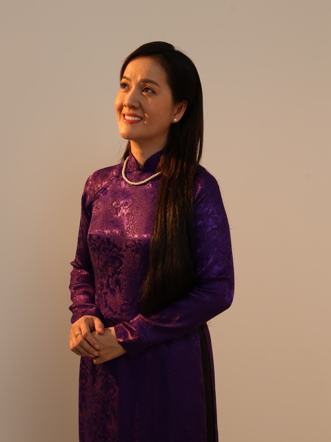 Cao Minh Đạt để tóc dài, trẻ hóa trở lại thập niên 90 trong Sáng đèn- Ảnh 11. Hồng Loan - con gái cố NSƯT Vũ Linh chính thức lộ diện với vai diễn đầu tay trong Sáng đèn