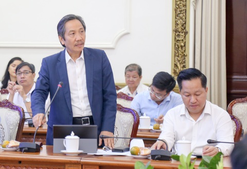 Phân cấp cho TP.HCM: Làm sao để TP.HCM tự quyết, ít phải đi hỏi bộ ngành- Ảnh 1. TS Trần Anh Tuấn - chủ tịch Hiệp hội Khoa học hành chính Việt Nam, nguyên thứ trưởng Bộ Nội vụ - nêu ý kiến tại hội nghị - Ảnh: THẢO LÊ