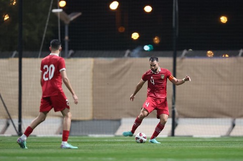Trung vệ Jordi Amat: Trận thua Iran giúp tuyển Indonesia tăng thêm kinh nghiệm- Ảnh 2. Jordi Amat (phải) trong trận thua trước Iran - Ảnh: PSSI