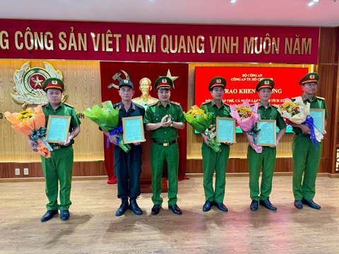 Khen thưởng tập thể, cá nhân trong vụ truy bắt thủ phạm giết người, cướp tài sản ở huyện Hóc Môn- Ảnh 2. Các cá nhân nhận khen thưởng từ Công an TP.HCM - Ảnh: Công an cung cấp