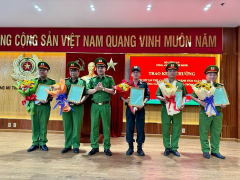 Khen thưởng tập thể, cá nhân trong vụ truy bắt thủ phạm giết người, cướp tài sản ở huyện Hóc Môn- Ảnh 1. Đại diện tập thể nhận khen thưởng từ ban giám đốc Công an TP.HCM - Ảnh: Công an cung cấp