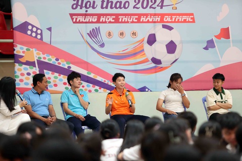 Cầu thủ nữ TP.HCM sẽ nhận đãi ngộ cao chưa từng có- Ảnh 2. Thủ môn Kim Thanh (áo cam) trong buổi giao lưu ở Trường trung học Thực hành Đại học Sư phạm TP.HCM mới đây - Ảnh: N.K
