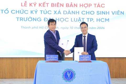 Sinh viên Trường đại học Luật TP.HCM đã có ký túc xá xịn, giá rẻ- Ảnh 1. Hiệu trưởng Trường đại học Luật TP.HCM ký kết hợp tác với doanh nghiệp về việc quản lý, điều hành ký túc xá sinh viên Trường đại học Luật TP.HCM - Ảnh: THÀNH AN