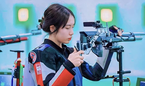 Nữ xạ thủ sinh năm 2003 Lê Thị Mộng Tuyền giành suất dự Olympic Paris thứ 2 cho đội tuyển bắn súng Việt Nam - Ảnh: SFS Nữ xạ thủ sinh năm 2003 Lê Thị Mộng Tuyền giành suất dự Olympic Paris 2024 thứ 2 cho đội tuyển bắn súng Việt Nam - Ảnh: SFS