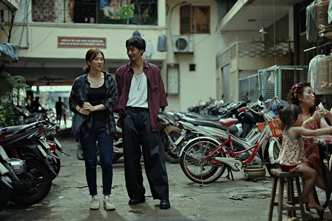 Dương và Mai chịu nhiều điều tiếng vì những người hàng xóm thích thêu dệt - Ảnh: ĐPCC Dương và Mai chịu nhiều điều tiếng vì những người hàng xóm thích thêu dệt - Ảnh: ĐPCC