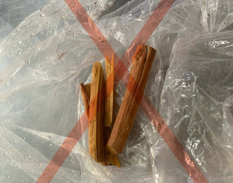 1 người chết, 3 người cấp cứu nghi do uống nước rễ cây rừng bị ngộ độc- Ảnh 1. Mẫu rễ cây rừng dùng để nấu nước khiến 4 người ngộ độc đang bị công an thu giữ - Ảnh: BVCC
