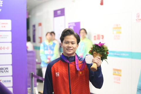 TP.HCM trao bằng khen cho VĐV, HLV đạt thành tích cao ở Asiad 19- Ảnh 2. VĐV thể dục dụng cụ Nguyễn Văn Khánh Phong xuất sắc giành huy chương bạc ở Asiad 19 - Ảnh: HUY ĐĂNG