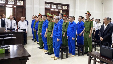 Xét xử các đại án: Hồ sơ hàng tấn, phải chở bằng máy bay- Ảnh 4. Các bị cáo trong phiên tòa vụ án mà cựu chủ tịch AIC Nguyễn Thị Thanh Nhàn cùng ba người khác đang bỏ trốn - Ảnh: T.THẮNG