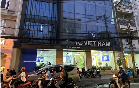 Bị tước giấy phép, phòng khám da liễu TP.HCM vẫn bất chấp hoạt động- Ảnh 1. Đoàn kiểm tra đang kiểm tra đột xuất phòng khám da liễu thuộc Công ty TNHH YC Beauty tối 9-1 - Ảnh: Thanh tra Sở Y tế TP.HCM cung cấp