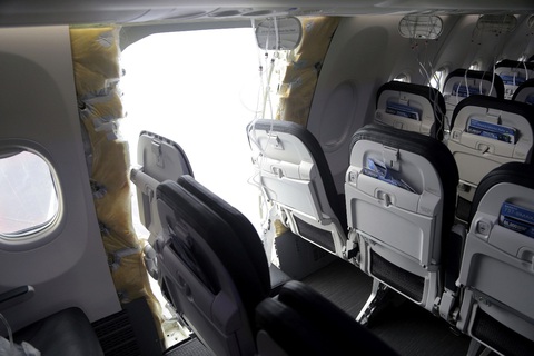 Phát hiện bu lông lỏng lẻo trên loạt Boeing 737 sau vụ bung cửa máy bay giữa không trung- Ảnh 1. Phát hiện bu lông lỏng lẻo trên loạt Boeing 737 sau vụ bung cửa máy bay giữa không trung- Ảnh 1.