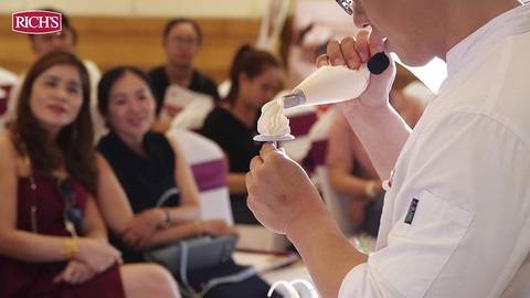 Bí quyết thành công của một tập đoàn quốc tế tại Việt Nam- Ảnh 3. Thường xuyên tổ chức những buổi hội thảo thực hành để giúp khách hàng phát triển kỹ năng chuyên môn