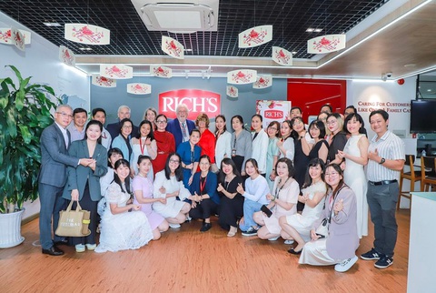 Bí quyết thành công của một tập đoàn quốc tế tại Việt Nam- Ảnh 5. Chụp ảnh lưu niệm cùng Ông Bob Rich - Chủ tịch Cấp cao và Bà Mindy Rich - Chủ tịch, Tập Đoàn Rich Products và cộng sự tại Việt Nam