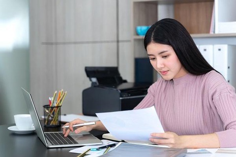 Sales admin và giải đáp thắc mắc về công việc của sales admin (phần 1)- Ảnh 2. Một trong các nhiệm vụ của Sales Admin là nhập vào hệ thống thông tin đơn hàng - Ảnh: Internet.