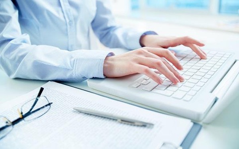 Sales admin và giải đáp thắc mắc về công việc của sales admin (phần 1)- Ảnh 3. Một trong các công việc chính của Sale Admin là nhập dữ liệu, làm báo cáo về tình hình hoạt động của bộ phận kinh doanh - Ảnh: Internet.