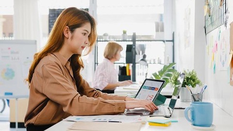 Sales admin và giải đáp thắc mắc về công việc của sales admin (phần 1)- Ảnh 4. Nhân viên Sales Admin đòi hỏi có tinh thần làm việc chủ động - Ảnh: Internet.