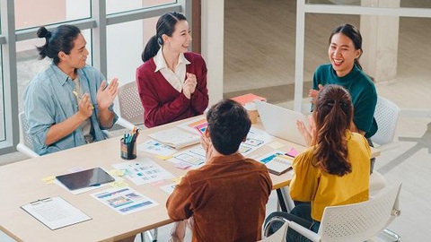 Sales admin và giải đáp thắc mắc về công việc của sales admin (phần 2)- Ảnh 1. Sales Admin cần có kỹ năng giao tiếp, đàm phán tốt - Ảnh: Internet.