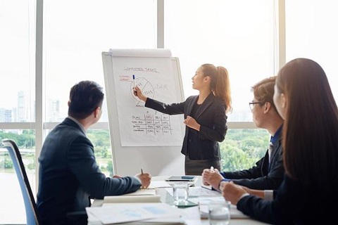 Sales admin và giải đáp thắc mắc về công việc của sales admin (phần 2)- Ảnh 2. Thuyết trình trước đám đông, làm việc nhóm là những kỹ năng quan trọng đối với một Sales Admin - Ảnh: Internet.