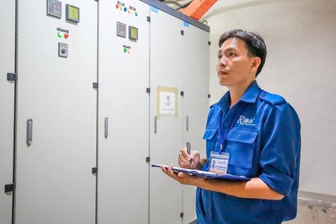 Nhân viên kỹ thuật tòa nhà: Công việc, tiêu chí tuyển dụng- Ảnh 4. Công việc chính là kiểm tra vận hành thiết bị, máy móc - Ảnh: Internet.
