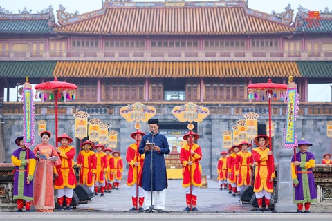 Lữ hành Saigontourist: ‘Mua tour Tết - Nhân đôi quà Tết’- Ảnh 2. Khách mua tour Lữ hành Saigontourist được điểm thưởng tích lũy khi giao dịch bất kỳ tại hệ thống 24 văn phòng và 18 chi nhánh trên toàn quốc