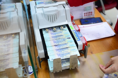 Lãi toàn vài chục nghìn tỉ, Big4 ngân hàng bơm tiền ra nền kinh tế nhiều thế nào?- Ảnh 1. Tín dụng tăng tốc rất mạnh về cuối năm 2023 - Ảnh: QUANG ĐỊNH