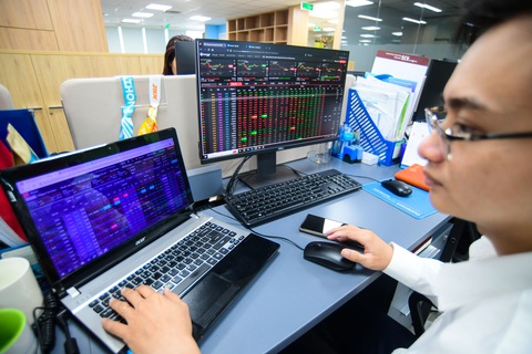 CEO và những cổ phiếu bất động sản lên xuống ‘rất lạ’ khiến nhà đầu tư đau tim, xót tiền- Ảnh 1. Nhiều cổ phiếu bất động sản lên xuống thất thường, khiến nhà đầu tư 'đau tim' - Ảnh: QUANG ĐỊNH