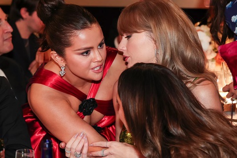 Selena Gomez lên tiếng về tin đồn kể tội Timothée Chalamet tại Quả cầu vàng- Ảnh 1. Selena Gomez và Taylor Swift tại Quả cầu vàng 2024 - Ảnh: Golden Globes