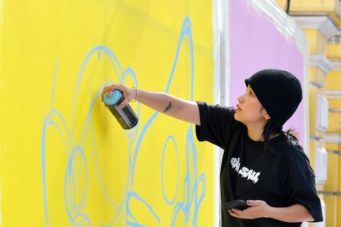 Đem nét vẽ phủ xanh thành phố- Ảnh 1. Thảo Xeko đang thực hiện bức tranh graffiti của mình ở một sự kiện cộng đồng tại TP.HCM - Ảnh: LINH ĐINH