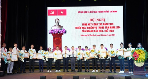 TP.HCM trao bằng khen cho VĐV, HLV đạt thành tích cao ở Asiad 19- Ảnh 1. Các VĐV, HLV đạt thành tích ở Asiad 19 nhận bằng khen của UBND TP.HCM - Ảnh: T.K.
