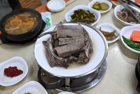 Quán thịt chó của bà Choi Tae Yeon nằm trong con hẻm ở chợ Chilseong, thành phố Daegu, Hàn Quốc - Ảnh: AFP Quán thịt chó của bà Choi Tae Yeon nằm trong con hẻm ở chợ Chilseong, thành phố Daegu, Hàn Quốc - Ảnh: AFP